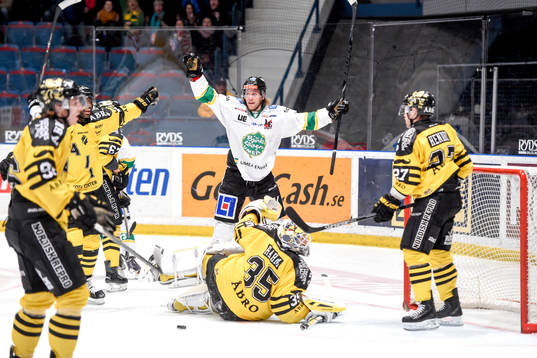 s målvakt Robin Rahm och Jordan Hendry deppar och