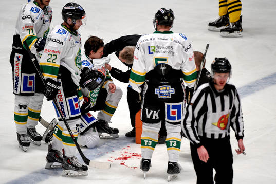 Björklövens Tommy Wargh får en smäll i ansiktet och