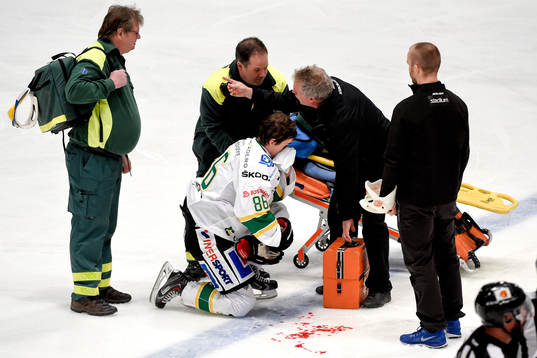 Björklövens Tommy Wargh får en smäll i ansiktet och