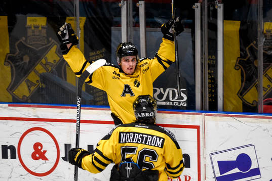 s David Lillieström Karlsson och Dennis Nordström jublar