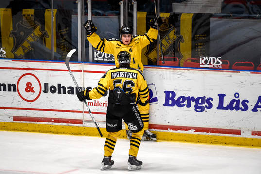 s David Lillieström Karlsson och Dennis Nordström jublar