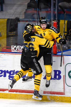 s David Lillieström Karlsson och Dennis Nordström jublar