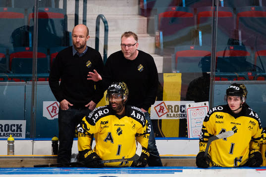 s assisterande tränare Michael Nylander och tränare Peter