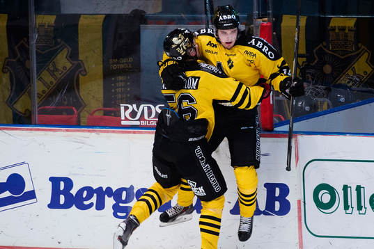 s David Lillieström Karlsson gör 2-1 och jublar med