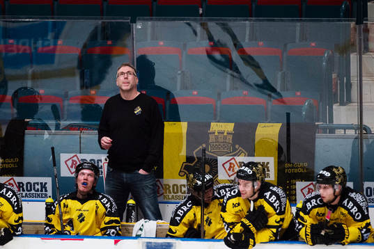 s tränare Peter Nordström tittar upp
