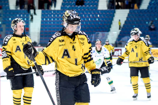 s spelare deppar när de åker av isen