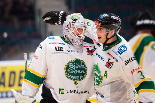 Björklövens Alexander Hellström (th) jublar med målvakt