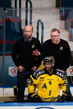 s assisterande tränare Michael Nylander och tränare Peter
