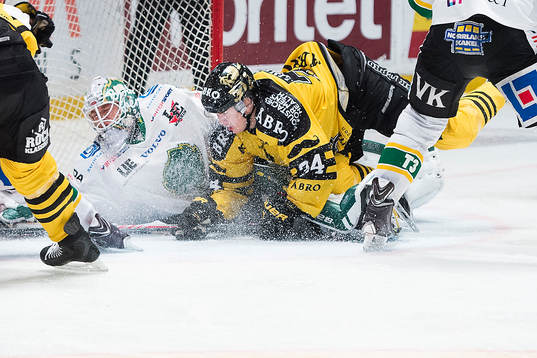 s Johan Andersson ramlar över Björklövens målvakt Johan