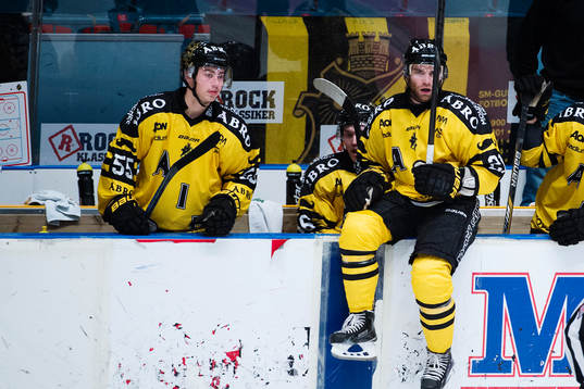 s Christian Sandberg och Victor Ekarv deppar på bänken
