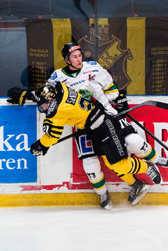s Christian Sandberg tacklar Björklövens Stefan Andersson