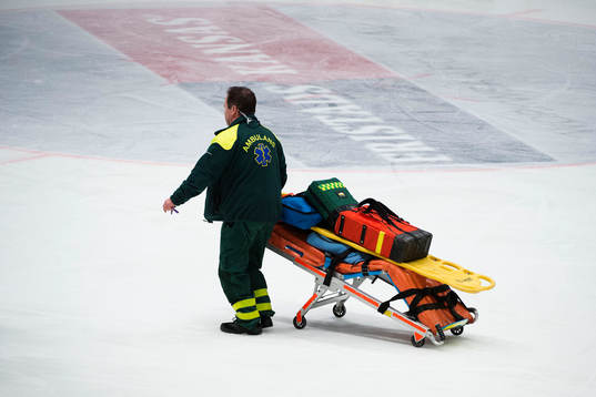 Ambulanspersonal med en bår på isen