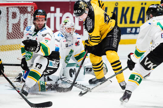 s Christopher Bengtsson framför Björklövens målvakt
