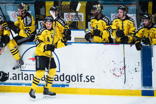 s Theodor Lennström jublar med sina lagkamrater