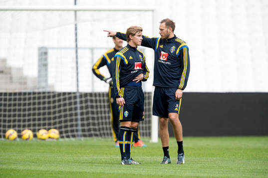 Sveriges Andreas Granqvist instruerar Emil Krafth