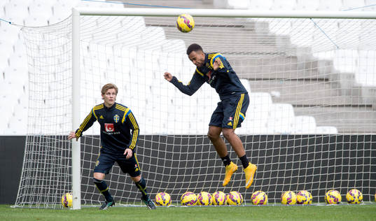 Sveriges Isaac Kiese Thelin och Emil Krafth