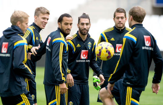 Sveriges Jimmy Durmaz och Erkan Zengin, målvakt Kristoffer