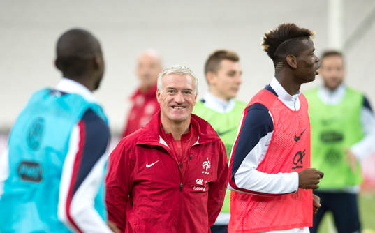 Frankrikes Paul Pogba och Frankrikes förbundskapten Didier