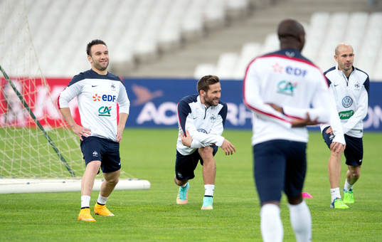 Frankrikes Mathieu Valbuena (vänster)