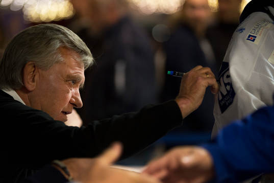 Hockeylegendaren Mats Åhlberg signerar tröja före