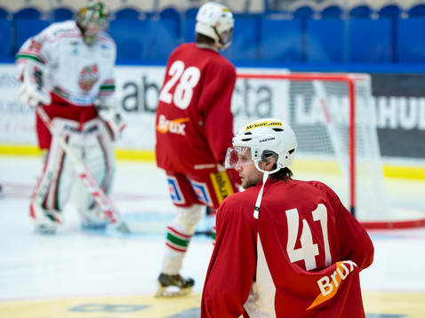 Modos Oscar Hedman värmer upp