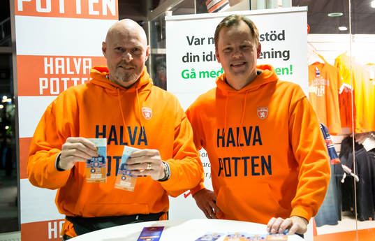 Två funktionärer som säljer halva potten 50/50