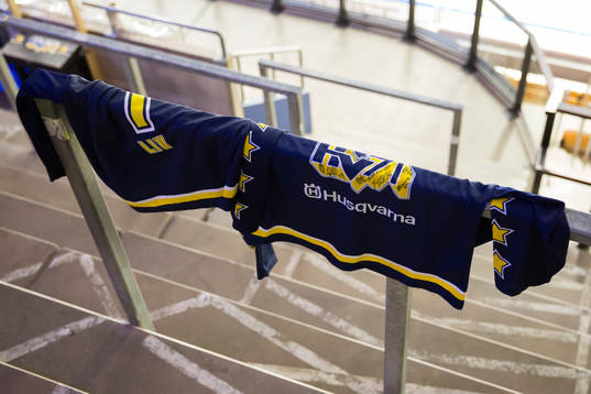 HV71-tröjor hänger på ståplats