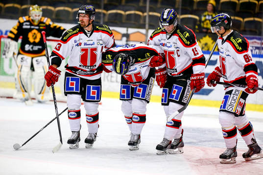 Örebros Johan Wiklander skadar sig