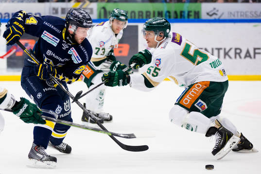 s Erik Christensen går förbi Färjestads Ole-Kristian