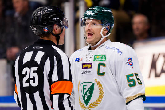 Färjestads Ole-Kristian Tollefsen (h) har åsikter Domare