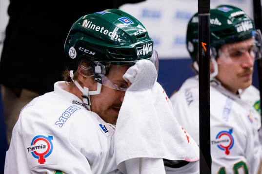 Färjestads Anssi Salmela ser deppig ut i båset