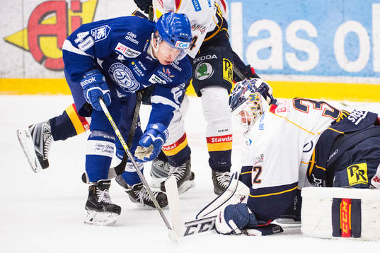 Djurgårdens målvakt Mikael Tellqvist täcker pucken