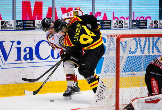 Luleås Christian Jaros i kamp om pucken med Brynäs Oskar