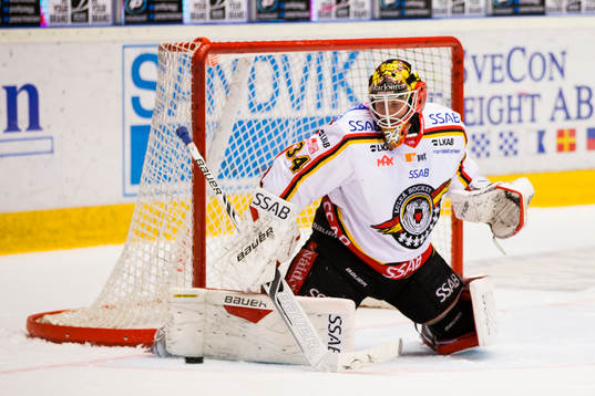 Luleås målvakt Joel Lassinantti med en räddning