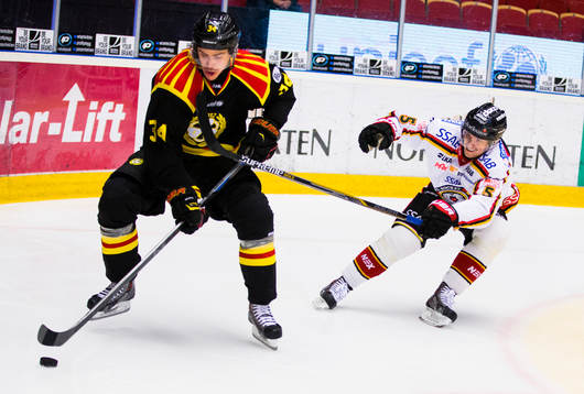 Brynäs Daniel Brodin håller undan för Luleås Marcus