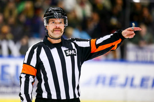 Domaren Patrik Sjöberg med mustasch