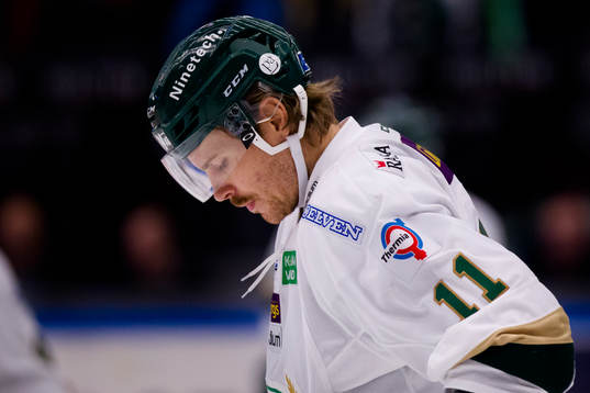 Färjestads Anssi Salmela ser deppig ut