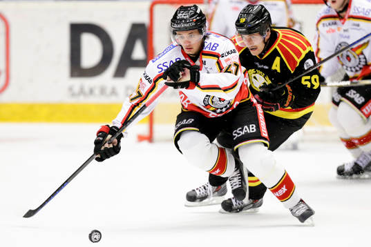Luleås Daniel Zaar jagas av Brynäs Sebastian Enterfeldt