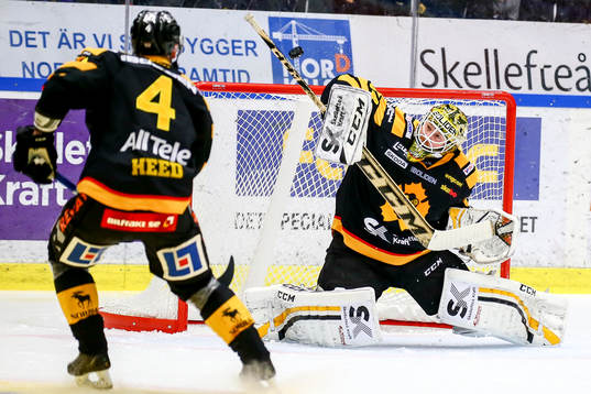 Skellefteås målvakt Erik Hanses och Tim Heed