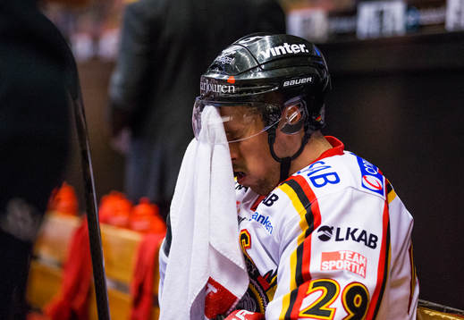 Luleås Chris Abbott torkar svetten från pannan i