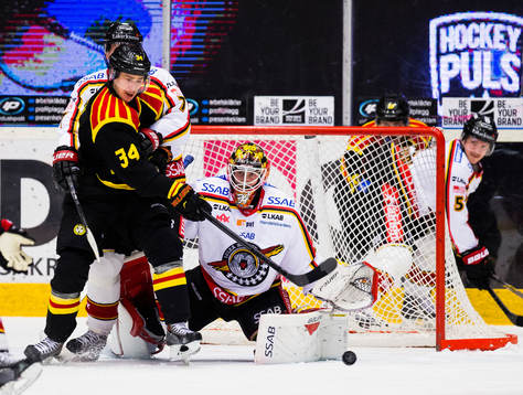 Brynäs Daniel Brodin framför Luleås målvakt Joel
