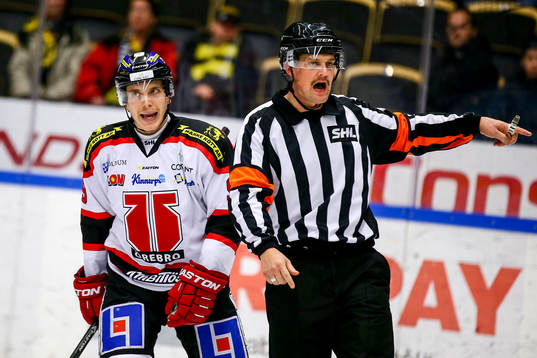 Örebros Ville Viitaluoma och domaren Mikael Nord