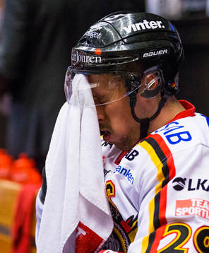 Luleås Chris Abbott torkar svetten från pannan i