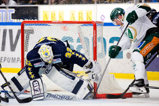 s målvakt Gustaf Wesslau stoppar Färjestads Joachim Rohdin