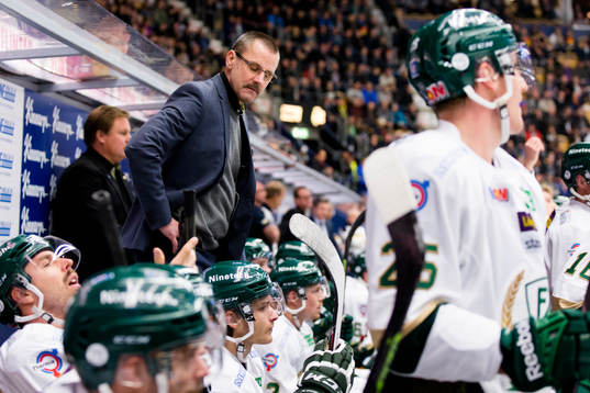 Färjestads Färjestads tränare Tommy Samuelsson  ser