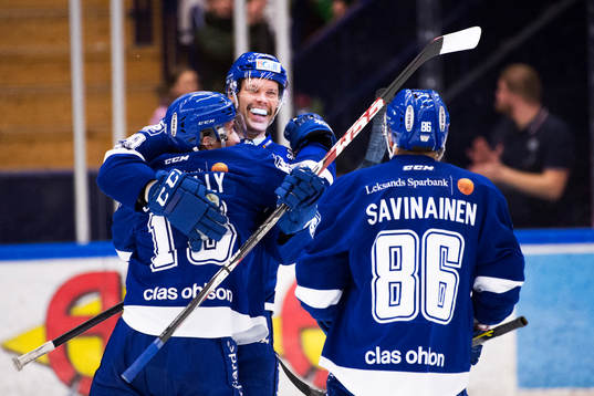 Leksands Joonas Rönnberg, i mitten, jublar