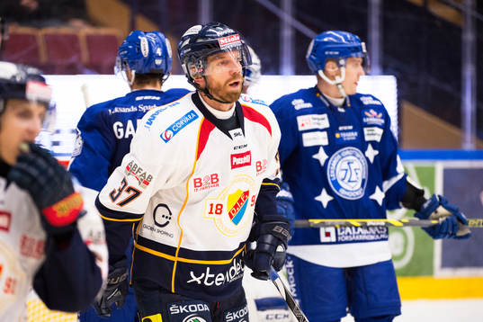 Djurgårdens Mikael Samuelsson deppar