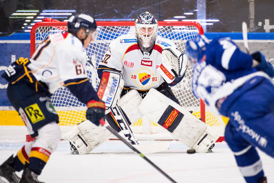 Leksands Joonas Rönnberg skjuter skott mot Djurgårdens