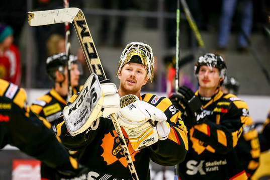 Skellefteås målvakt Erik Hanses jublar