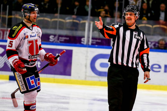 Örebros Henrik Löwdahl i samtal med domaren Mikael Nord